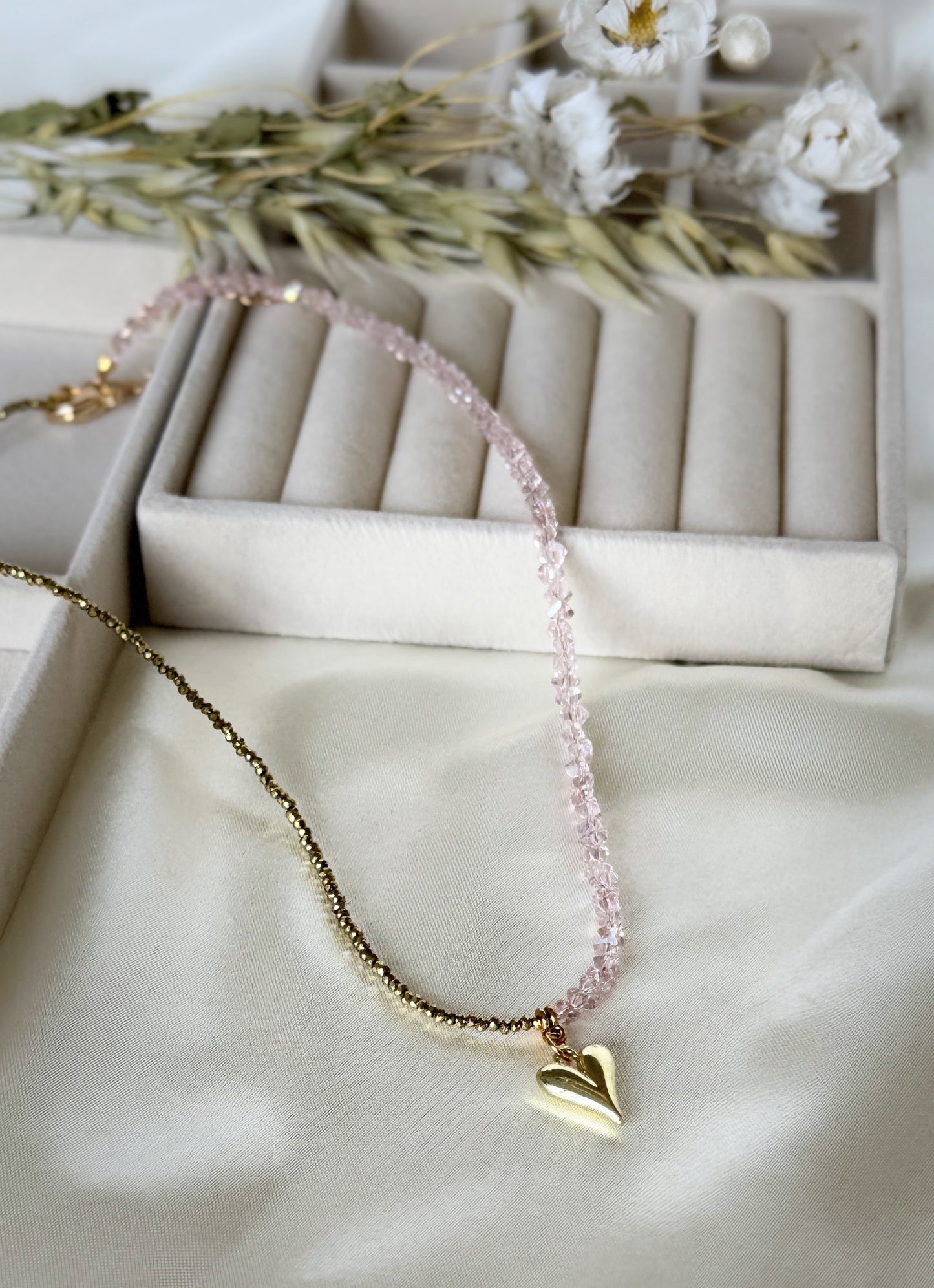Adjustable clasp of pink gold hematite crystal necklace with gold details