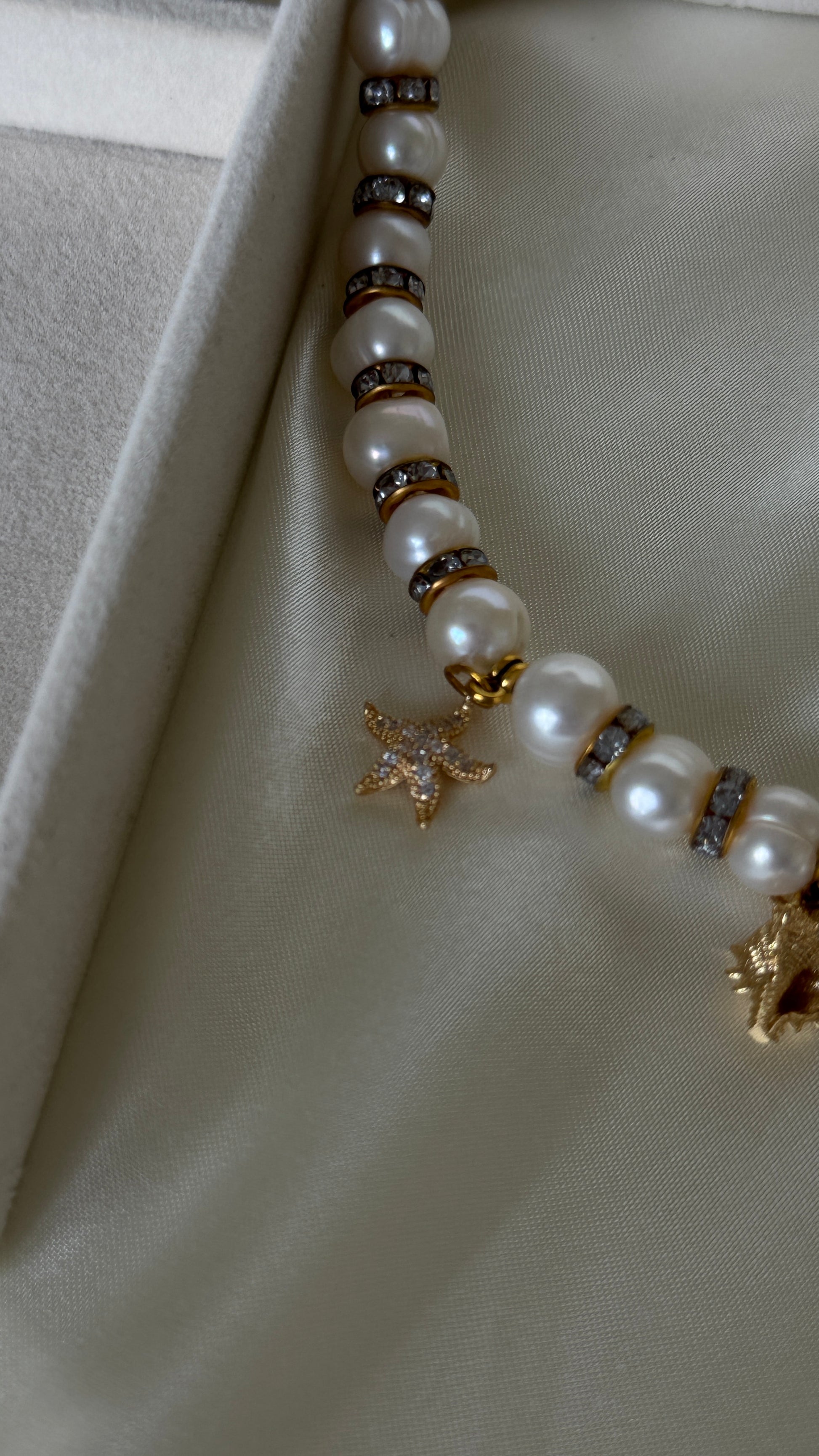 Golden sea pearl necklace with gold details