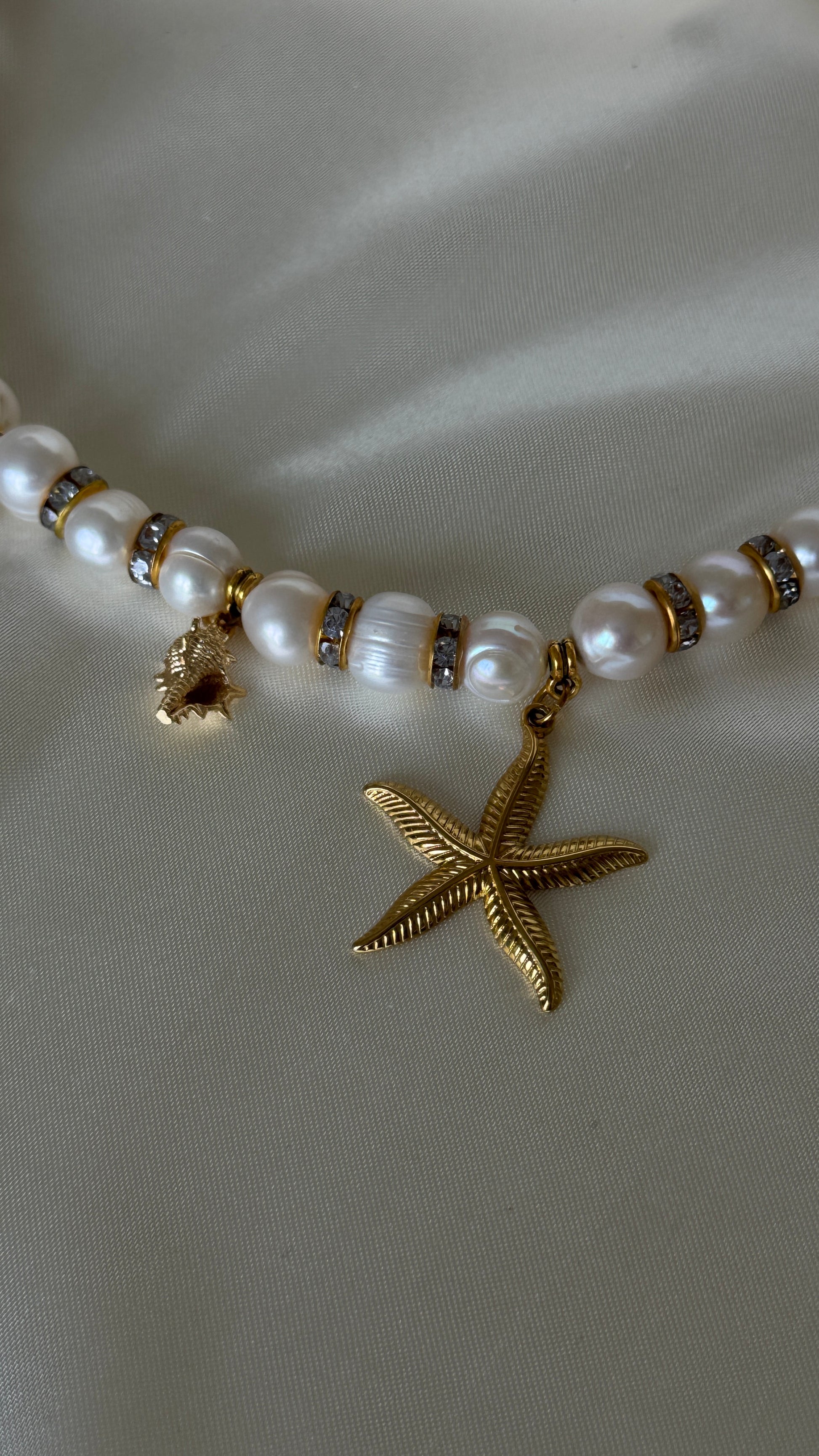 Golden sea pearl necklace with gold details and star pendant