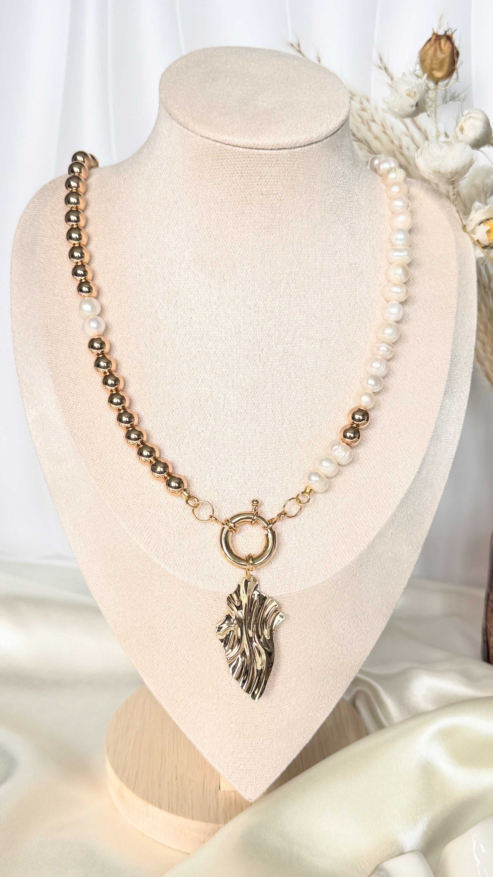 Adjustable clasp of golden hematite pearl necklace with gold details