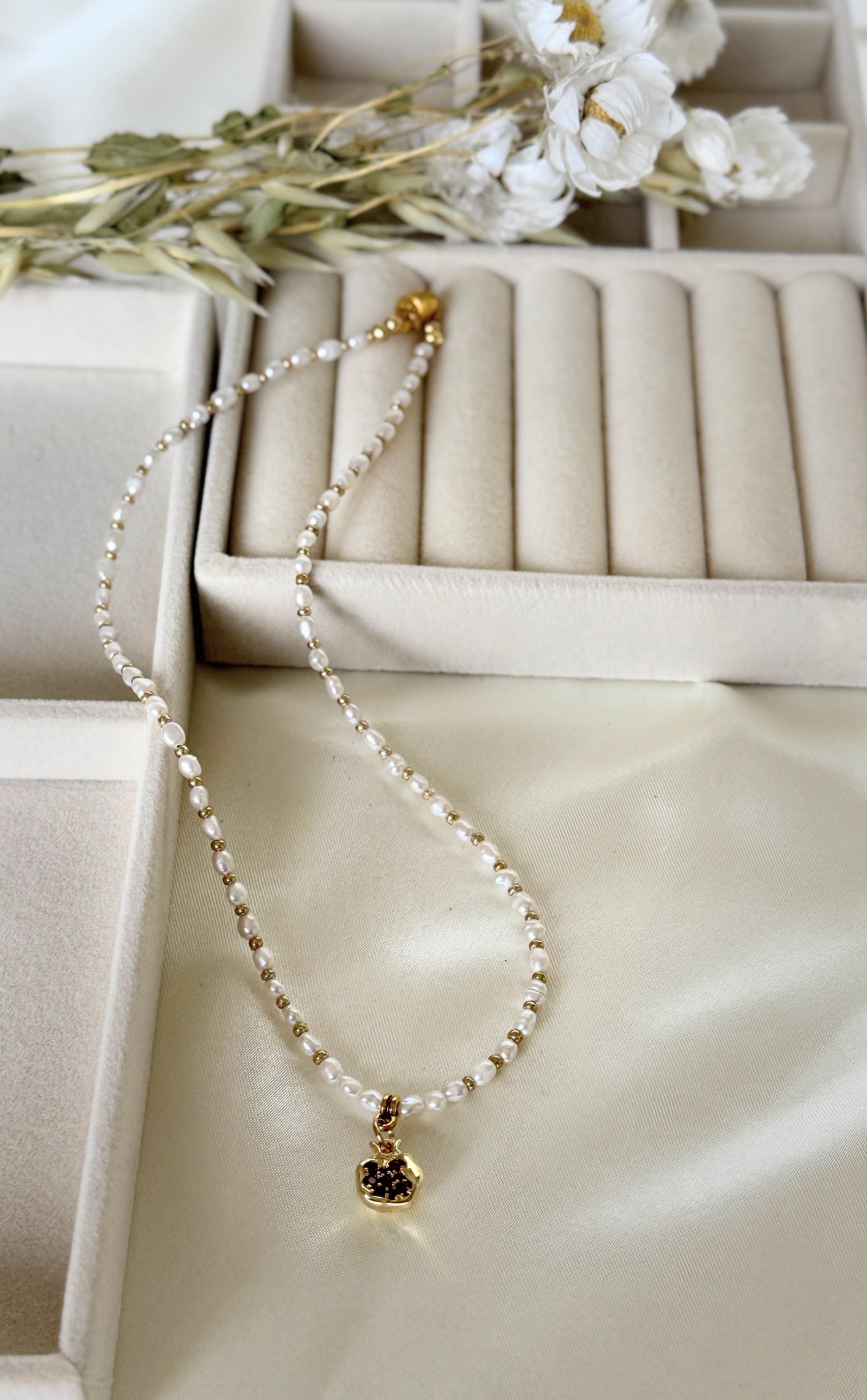 Adjustable gold chain clasp of golden pomegranate pearl necklace