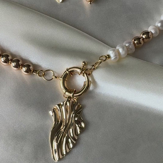 Pearls necklace and pendant
