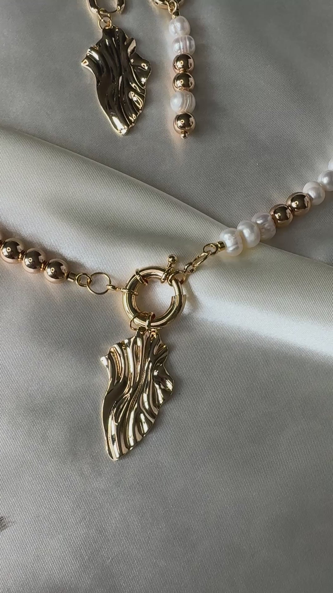 Pearls necklace and pendant
